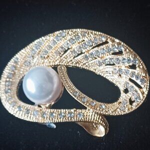 Classy 2" Brooch with Pearl Center